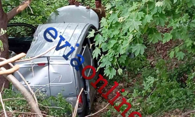Εύβοια: Σοκαριστικό τροχαίο - Αυτοκίνητο έπεσε σε χαράδρα 10 μέτρων, μία τραυματίας