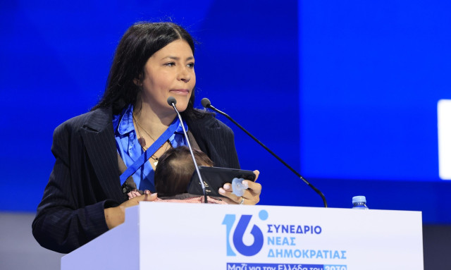 Η σύνεδρος της ΝΔ που ανέβηκε με το μωρό στο βήμα - Εικόνα με υψηλό συμβολισμό