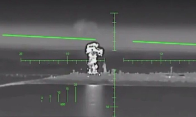 Σοβαρό χτύπημα: Ουκρανικά UAV έπληξαν στόχους του ρωσικού στόλου της Μαύρης Θάλασσας - Βίντεο