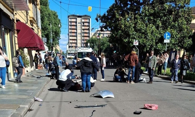 Η στιγμή που αυτοκίνητο «θερίζει» πεζούς στη Μόντενα - Ακρωτηριάστηκαν δύο από τους 8 τραυματίες