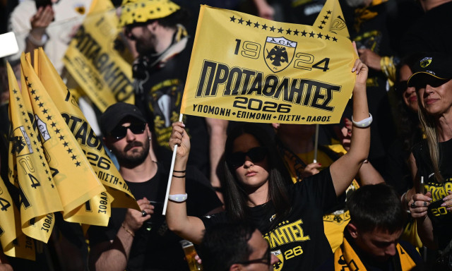 ΑΕΚ – Ολυμπιακός: Χιλιάδες σημαιάκια στην Allwyn Arena με το σύνθημα της Πρωταθλήτριας