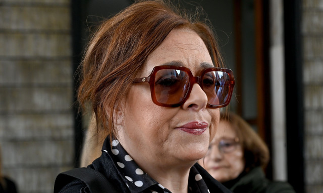 Ελένη Ράντου για το μπούλινγκ που βίωσε ως παιδί: «Πήγαιναν στο μπαλκόνι και φώναζαν "γυαλάκια"»
