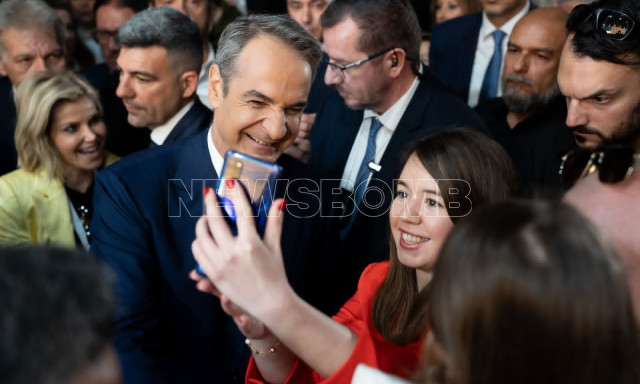 Συνέδριο της ΝΔ: Χαμόγελα και selfie από τον Μητσοτάκη, το «πηγαδάκι» Μπακογιάννη - Δένδια