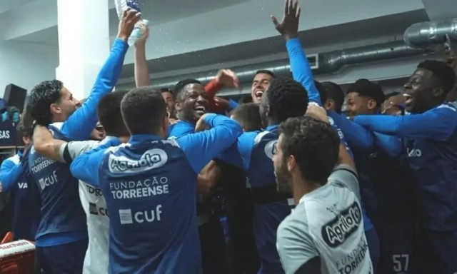 Ξέσπασμα χαράς! Πάει με το Πράσινο Ακρωτήρι στο Μουντιάλ 2026 κι οι συμπαίκτες του «τρελάθηκαν» (vd)