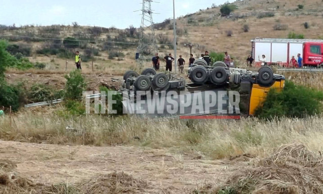Αναποδογύρισε φορτηγό έξω από τον Βόλο - Επιχείρηση απεγκλωβισμού του οδηγού