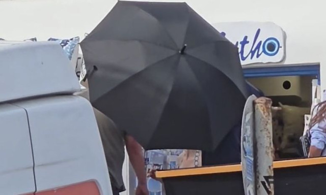 Emily in Paris στη Μύκονο: Πίσω από μαύρες ομπρέλες η Lily Collins για να αποφύγει τους παπαράτσι
