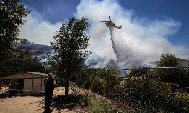 ΗΠΑ: Φωτιά εξαπλώνεται ταχύτατα σε προάστιο του Λος Άντζελες – Σε συναγερμό οι αρχές