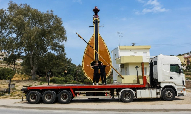 Ηράκλειο: Αυτή είναι η «μεγαλύτερη κρητική λύρα στον κόσμο» - Χρειάστηκε 6 μήνες να κατασκευαστεί