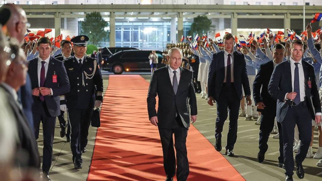 Ολοκληρώθηκε η επίσκεψη Πούτιν στην Κίνα: Μαθητές με σημαίες τον αποχαιρέτισαν στο αεροδρόμιο