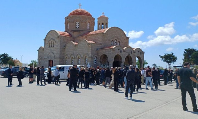 Ρόδος: Θλίψη και οδύνη στην κηδεία μητέρας και κόρης που έχασαν τη ζωή τους στο δυστύχημα