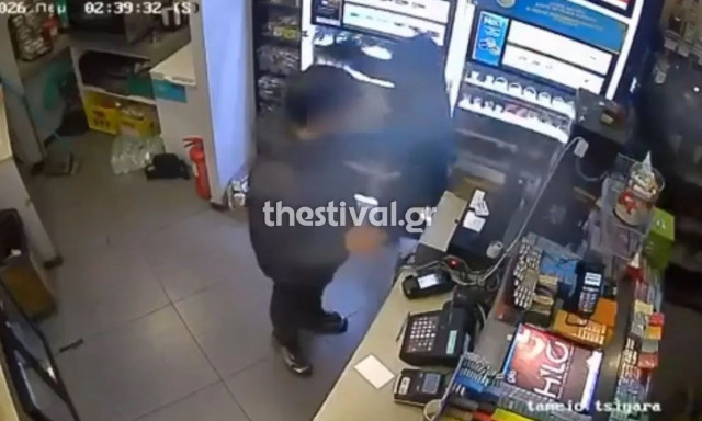 Θεσσαλονίκη: Βίντεο ντοκουμέντο από την ληστεία σε ψιλικατζίδικο - Απείλησαν με όπλο τον υπάλληλο