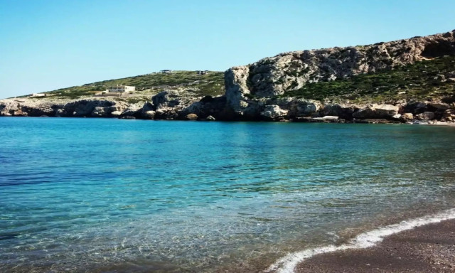 Πέντε παραλίες στην Αττική για τα πρώτα μπάνια του καλοκαιριού