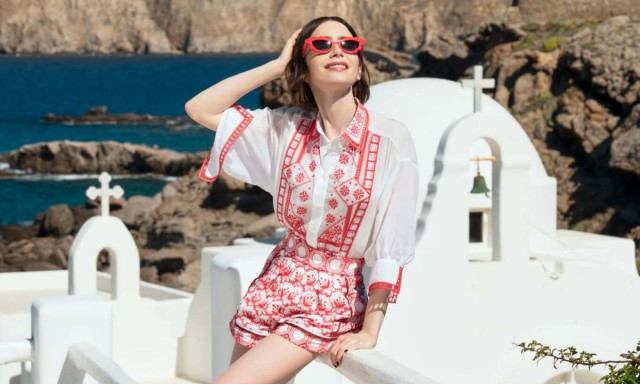 Η ανάρτηση της Λίλι Κόλινς από τη Μύκονο: «Το Emily in Paris ταξιδεύει στην Ελλάδα»