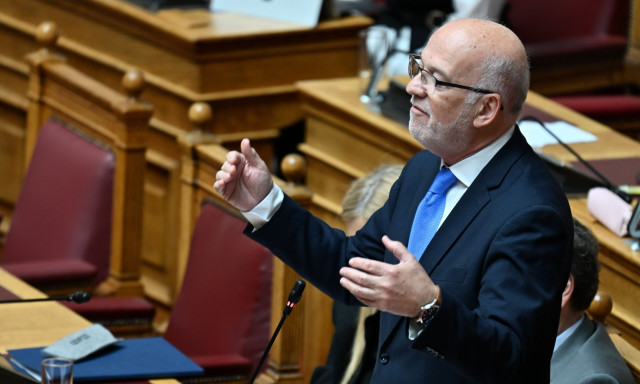 Φλωρίδης σε Ζωή: Υπάρχει μια κωμωδία με τον Κωνσταντίνου που ανεβαίνει σε παγκάκι. Του μοιάζετε