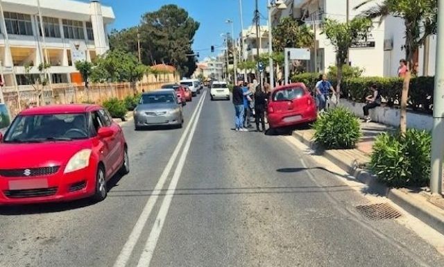 Ρέθυμνο: Αυτοκίνητο «καρφώθηκε» σε στάση λεωφορείου στην Ηγουμένου Γαβριήλ 