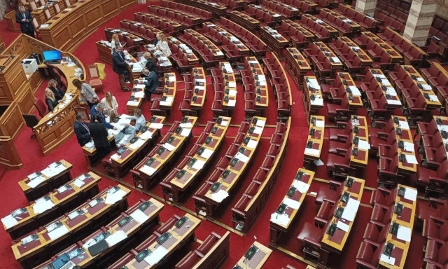 Αποχώρησε από τη Βουλή το ΠΑΣΟΚ - Ζήτημα «εθνικής προδοσίας» έθεσε ο Ανδρουλάκης