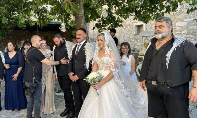 Ρέθυμνο: Ένας γάμος σαν… παραμύθι στις Πρασσές – Παντρεύτηκαν την μέρα της ονομαστικής γιορτής τους