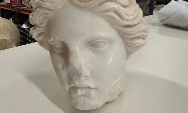 Εκπληκτική ανακάλυψη: Μαρμάρινο κεφάλι της θεάς Αφροδίτης 2.000 ετών θαμμένο σε παραλία