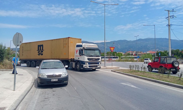 Βόλος: Γυναίκα παρασύρθηκε από νταλίκα – Στο νοσοκομείο σε σοβαρή κατάσταση
