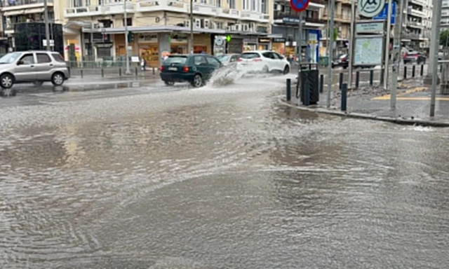 Καιρός: Ξαφνική μπόρα «χτύπησε» τη Θεσσαλονίκη - Πλημμύρισαν δρόμοι