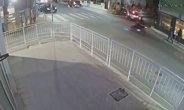 Ηράκλειο: Σοκαριστικό βίντεο από παράσυρση γυναίκας από μηχανή - Τι καταγγέλλει ο σύζυγός της