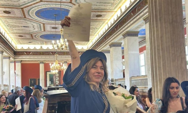 Η Δήμητρα Παπαδοπούλου εκπλήρωσε το όνειρο του πατέρα της και πήρε πτυχίο στα 64 της