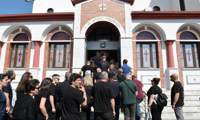 Παρασκευάς Άντζας: Σε κλίμα συγκίνησης ο τελευταίος αποχαιρετισμός στον παλαίμαχο ποδοσφαιριστή