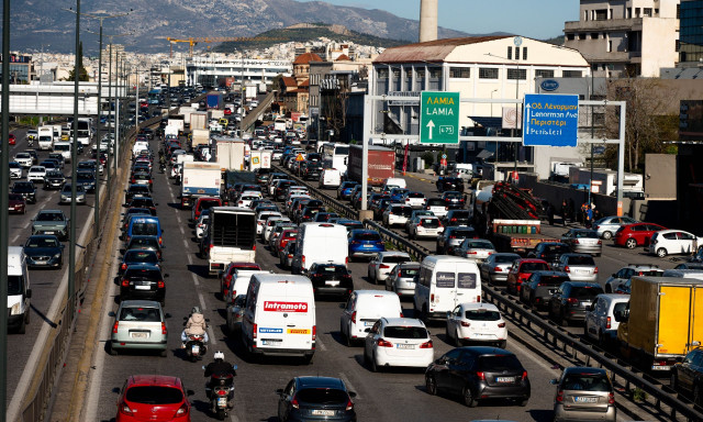 Κίνηση τώρα: Στο «κόκκινο» Κηφισός, Αττική Οδός και Κηφισίας – Πού αλλού εντοπίζονται προβλήματα