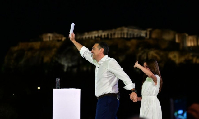 Ένας Τσίπρας αλλιώτικος από τ’ άλλα, Σημάδια άγχους σε ΠΑΣΟΚ και Καρυστιανού