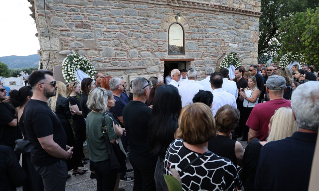 Γωγώ Μαστροκώστα: Σύσσωμη η τοπική κοινωνία του Ευηνοχωρίου Αιτωλοακαρνανίας στην ταφή της - Εικόνες
