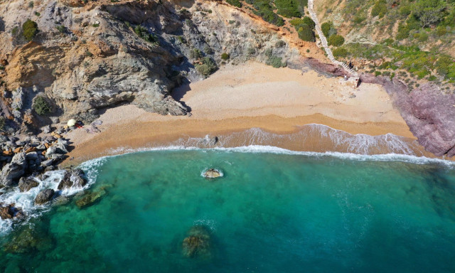 Πέντε παραλίες κοντά στην Αθήνα για τις πρώτες βουτιές του 2026