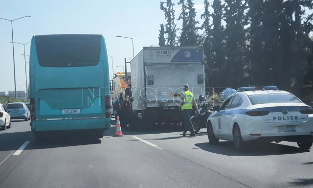 Μεγάλες καθυστερήσεις στην Κηφισίας - Φορτηγό έπαθε λάστιχο - Πού αλλού υπάρχουν καθυστερήσεις