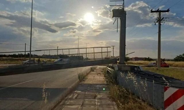 Λάρισα: Φορτηγό ξήλωσε εναέρια πινακίδα και έπεσε σε μάντρα - Σε σοβαρή κατάσταση ο οδηγός