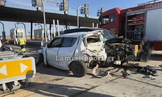 Βανάκι προσέκρουσε σε αυτοκίνητο στα διόδια της Θήβας - Εγκλωβίστηκε ο οδηγός