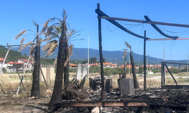 Λάρισα: Φωτιά κατέκαψε γνωστό beach bar στον Αγιόκαμπο – Στάχτη όλη η επιχείρηση