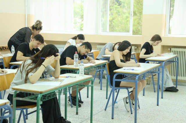 «Το doomscrolling ταλανίζει την κοινωνία»: Οι μαθητές για το θέμα που έπεσε στη Νεοελληνική Γλώσσα