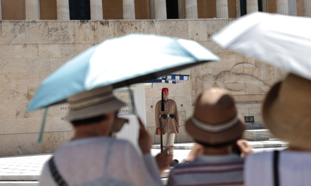 Καιρός Αγίου Πνεύματος: Πού αναμένονται βροχές το τριήμερο - Ξεπερνά τους 30℃ ο υδράργυρος