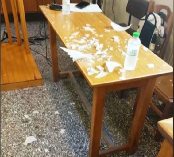 Βέροια: Φωτιστικό έπεσε στο κεφάλι δικηγόρου μέσα στο Πρωτοδικείο Νάουσας