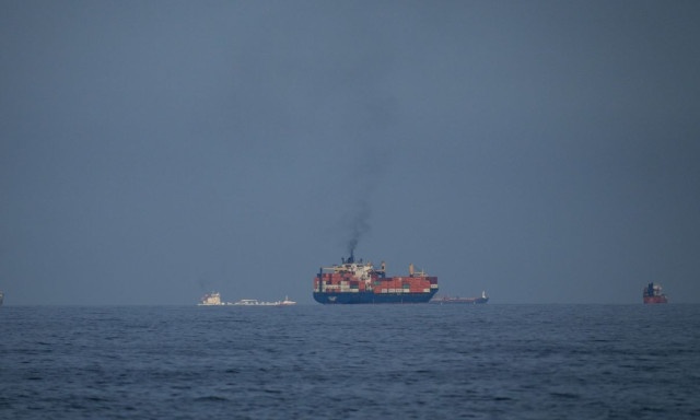 WSJ: Πλοία περνούν κρυφά το Ορμούζ «στο σκοτάδι», με τα «μάτια» των ΗΠΑ