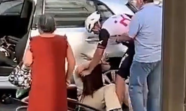 Πορτογαλία: Σκληρές εικόνες - Ποδηλάτης γρονθοκόπησε γυναίκα οδηγό και την άρπαξε από τον λαιμό