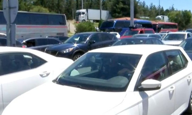 Εύζωνες: Χιλιάδες τουρίστες από τα Βαλκάνια περνούν το τελωνείο - Μποτιλιάρισμα στο σημείο