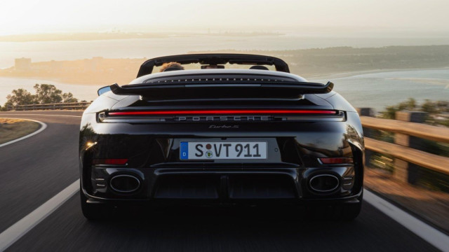 Η Porsche μειώνει παραγωγή και αλλάζει στρατηγική