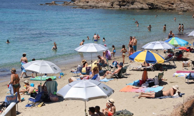 Το αδιαχώρητο στις παραλίες: Μαζική έξοδος για όσους έμειναν στη πόλη