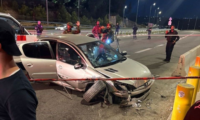 Όχημα εμβόλισε Ισραηλινούς στη Δυτική Όχθη – Μάχη για τη ζωή δύο τραυματιών, νεκρός ο δράστης