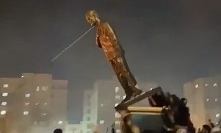 Ιράν: Η στιγμή που διαδηλωτές γκρεμίζουν άγαλμα του Κασέμ Σουλεϊμανί