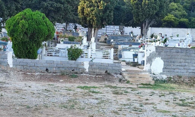Ραφήνα: Βανδαλισμοί και κλοπές στο νεκροταφείο – «Εκτεταμένη καταστροφή, υπάρχει μεγάλη πικρία»