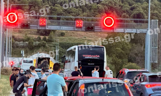 Ακινητοποιημένο αυτοκίνητο στις σήραγγες των Τεμπών έβγαζε καπνούς – Δείτε εικόνα