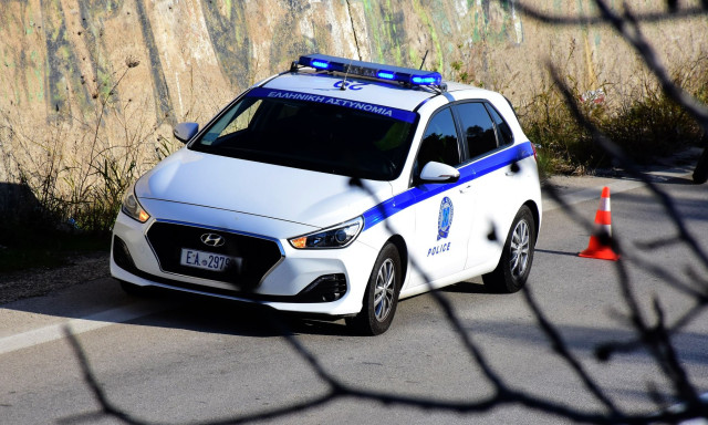 Συναγερμός στην Μάνδρα: Άνδρας απειλεί να πέσει από ταράτσα - Κρατά δρεπάνι και μαχαίρι