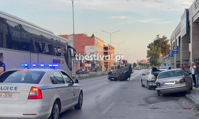 Θεσσαλονίκη: Αυτοκίνητο «καρφώθηκε» σε παρκαρισμένα ΙΧ και τούμπαρε – Ένας τραυματίας