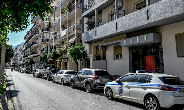 Καλαμάτα - Ανατριχιαστικές λεπτομέρειες: Τη σκότωσε και έβαλε το μαχαίρι στο χέρι της - «Ακούγονταν φωνές τελευταία», λένε γείτονες